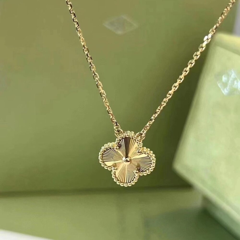 NWT Van Cleef & Arpels Alhambra Gold Necklace 18K Yellow Gold Vintage 1 Motif